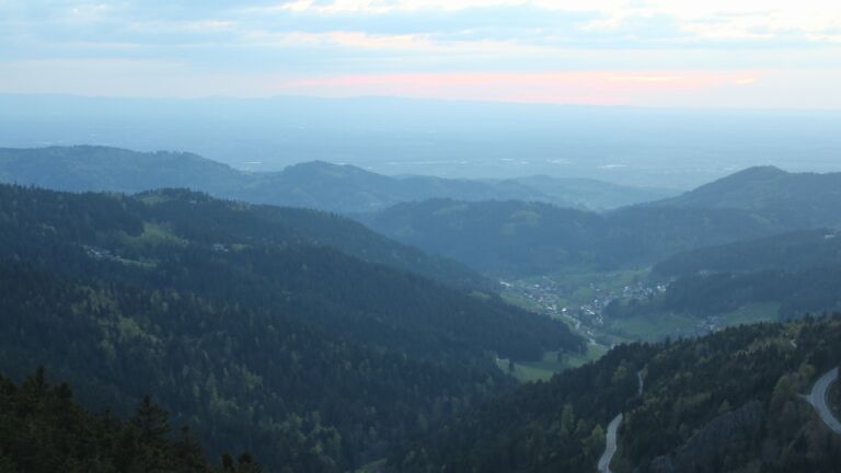 Dieses Bild zeigt eine Webcam-Aufnahme vom Achertal, aufgenommen am Samstag, den 18.04.2026 um 20:30 Uhr. Die Temperatur betrug 12.2°C.