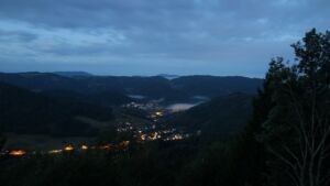 Dieses Bild zeigt eine Webcam-Aufnahme vom Achertal, aufgenommen am Mittwoch, den 26.08.2026 um 05:50 Uhr. Die Temperatur betrug 16.2°C.
