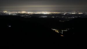 Dieses Bild zeigt eine Webcam-Aufnahme vom Achertal, aufgenommen am Freitag, den 17.04.2026 um 01:00 Uhr. Die Temperatur betrug 10.4°C.