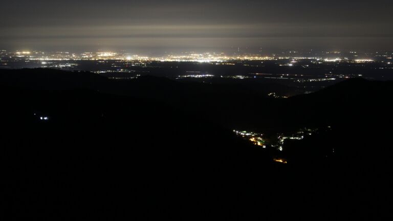 Dieses Bild zeigt eine Webcam-Aufnahme vom Achertal, aufgenommen am Freitag, den 17.04.2026 um 01:00 Uhr. Die Temperatur betrug 10.4°C.