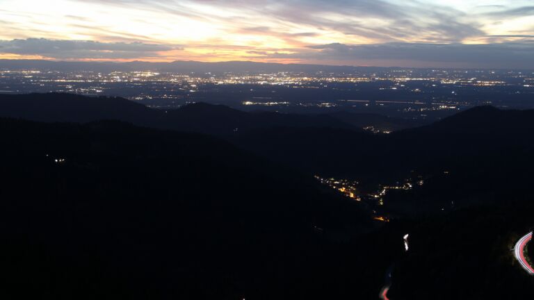 Dieses Bild zeigt eine Webcam-Aufnahme vom Achertal, aufgenommen am Freitag, den 24.10.2025 um 19:10 Uhr. Die Temperatur betrug 2.4°C.