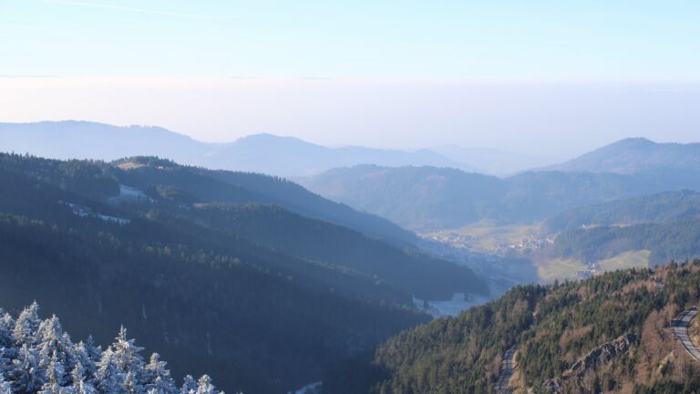 Dieses Bild zeigt eine Webcam-Aufnahme vom Achertal, aufgenommen am Freitag, den 26.12.2025 um 13:50 Uhr. Die Temperatur betrug 0.8°C.