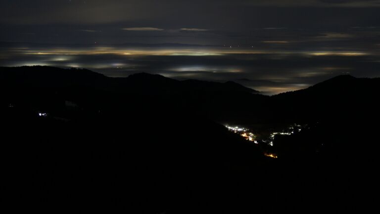 Dieses Bild zeigt eine Webcam-Aufnahme vom Achertal, aufgenommen am Freitag, den 23.01.2026 um 03:30 Uhr. Die Temperatur betrug 3.4°C.