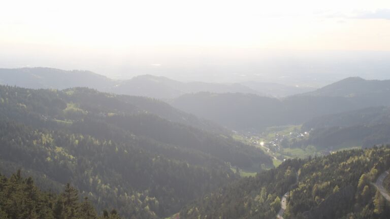 Dieses Bild zeigt eine Webcam-Aufnahme vom Achertal, aufgenommen am Sonntag, den 19.04.2026 um 19:00 Uhr. Die Temperatur betrug 7.9°C.