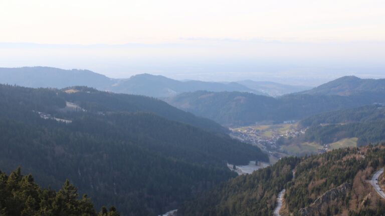 Dieses Bild zeigt eine Webcam-Aufnahme vom Achertal, aufgenommen am Donnerstag, den 01.01.2026 um 14:50 Uhr. Die Temperatur betrug -4.3°C.