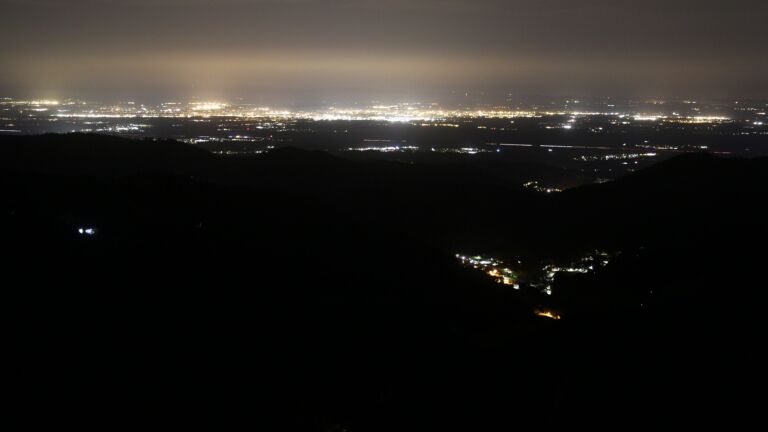 Dieses Bild zeigt eine Webcam-Aufnahme vom Achertal, aufgenommen am Freitag, den 14.11.2025 um 00:30 Uhr. Die Temperatur betrug 16.2°C.