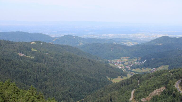 Dieses Bild zeigt eine Webcam-Aufnahme vom Achertal, aufgenommen am Samstag, den 12.07.2025 um 09:10 Uhr. Die Temperatur betrug 15.1°C.