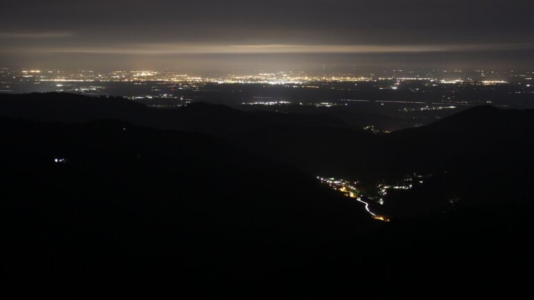 Dieses Bild zeigt eine Webcam-Aufnahme vom Achertal, aufgenommen am Samstag, den 11.04.2026 um 01:00 Uhr. Die Temperatur betrug 3.4°C.