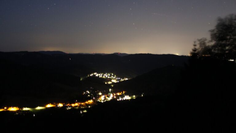 Dieses Bild zeigt eine Webcam-Aufnahme vom Achertal, aufgenommen am Dienstag, den 21.07.2026 um 04:00 Uhr. Die Temperatur betrug 11.6°C.