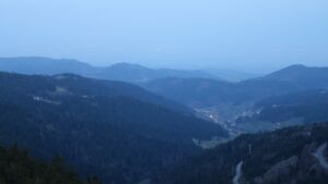 Dieses Bild zeigt eine Webcam-Aufnahme vom Achertal, aufgenommen am Montag, den 23.03.2026 um 06:00 Uhr. Die Temperatur betrug 4.9°C.