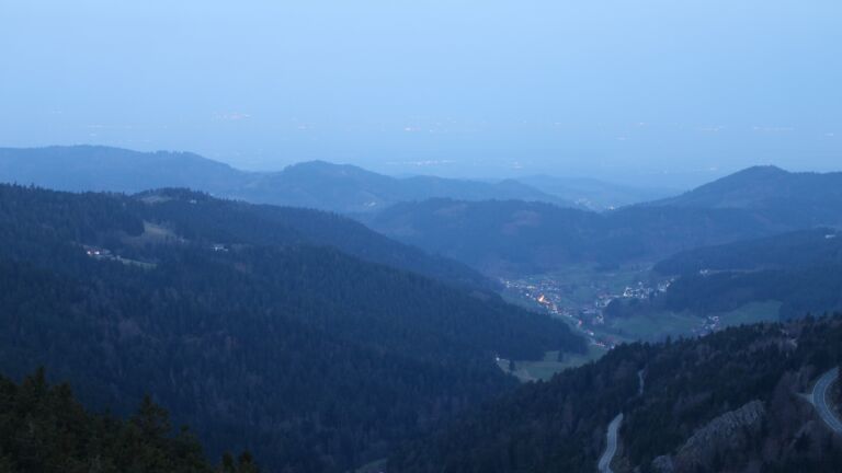 Dieses Bild zeigt eine Webcam-Aufnahme vom Achertal, aufgenommen am Montag, den 23.03.2026 um 06:00 Uhr. Die Temperatur betrug 4.9°C.