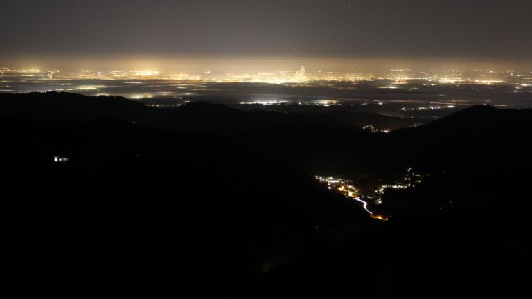 Dieses Bild zeigt eine Webcam-Aufnahme vom Achertal, aufgenommen am Dienstag, den 18.11.2025 um 06:00 Uhr. Die Temperatur betrug -3.5°C.