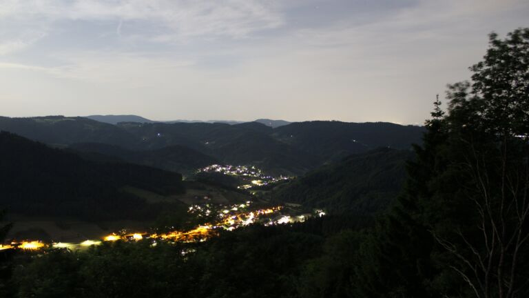 Dieses Bild zeigt eine Webcam-Aufnahme vom Achertal, aufgenommen am Freitag, den 29.05.2026 um 23:30 Uhr. Die Temperatur betrug 21.2°C.
