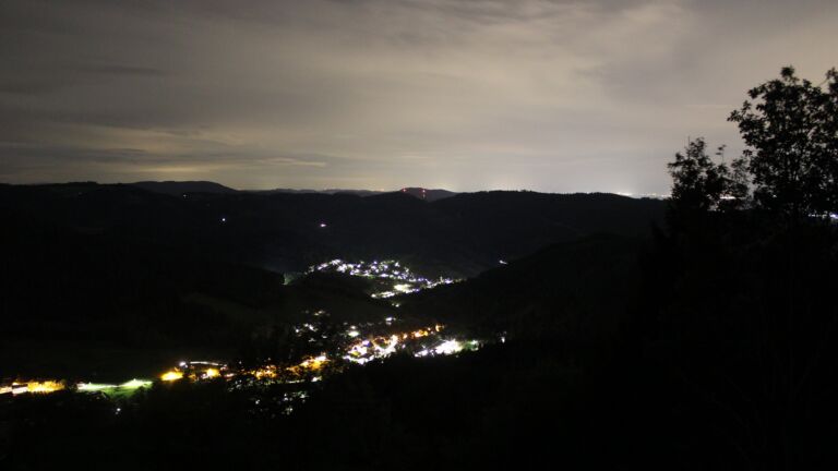 Dieses Bild zeigt eine Webcam-Aufnahme vom Achertal, aufgenommen am Freitag, den 18.09.2026 um 05:00 Uhr. Die Temperatur betrug 12.7°C.