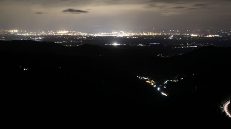 Dieses Bild zeigt eine Webcam-Aufnahme vom Achertal, aufgenommen am Samstag, den 30.08.2025 um 00:30 Uhr. Die Temperatur betrug 10.6°C.