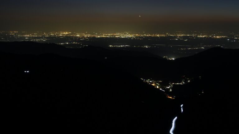 Dieses Bild zeigt eine Webcam-Aufnahme vom Achertal, aufgenommen am Donnerstag, den 19.03.2026 um 20:00 Uhr. Die Temperatur betrug 4.9°C.