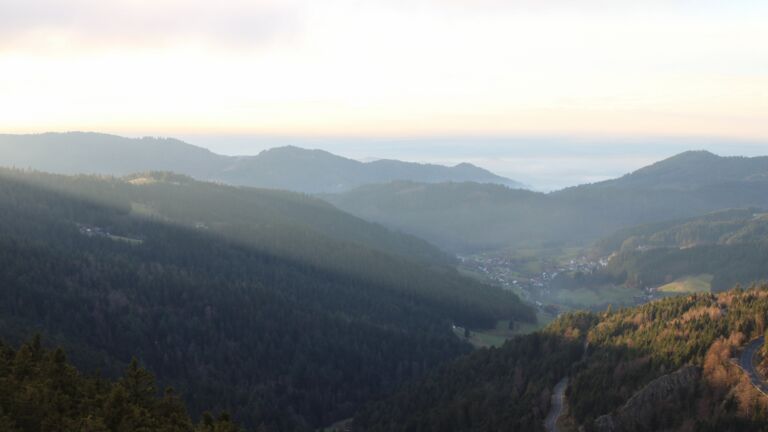 Dieses Bild zeigt eine Webcam-Aufnahme vom Achertal, aufgenommen am Donnerstag, den 04.12.2025 um 15:50 Uhr. Die Temperatur betrug 2.1°C.