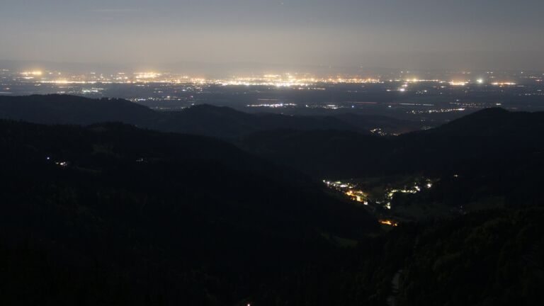 Dieses Bild zeigt eine Webcam-Aufnahme vom Achertal, aufgenommen am Mittwoch, den 07.05.2025 um 01:30 Uhr. Die Temperatur betrug 5.2°C.