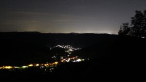 Dieses Bild zeigt eine Webcam-Aufnahme vom Achertal, aufgenommen am Dienstag, den 13.10.2026 um 02:00 Uhr. Die Temperatur betrug 10.9°C.