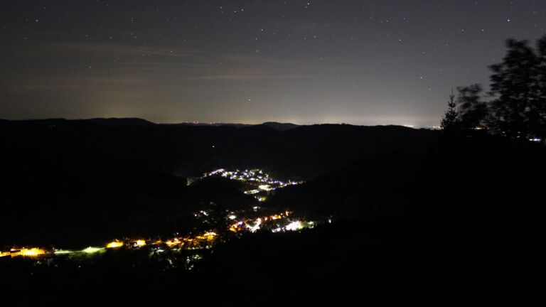 Dieses Bild zeigt eine Webcam-Aufnahme vom Achertal, aufgenommen am Dienstag, den 13.10.2026 um 02:00 Uhr. Die Temperatur betrug 10.9°C.