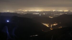 Dieses Bild zeigt eine Webcam-Aufnahme vom Achertal, aufgenommen am Samstag, den 06.12.2025 um 22:00 Uhr. Die Temperatur betrug 3.6°C.