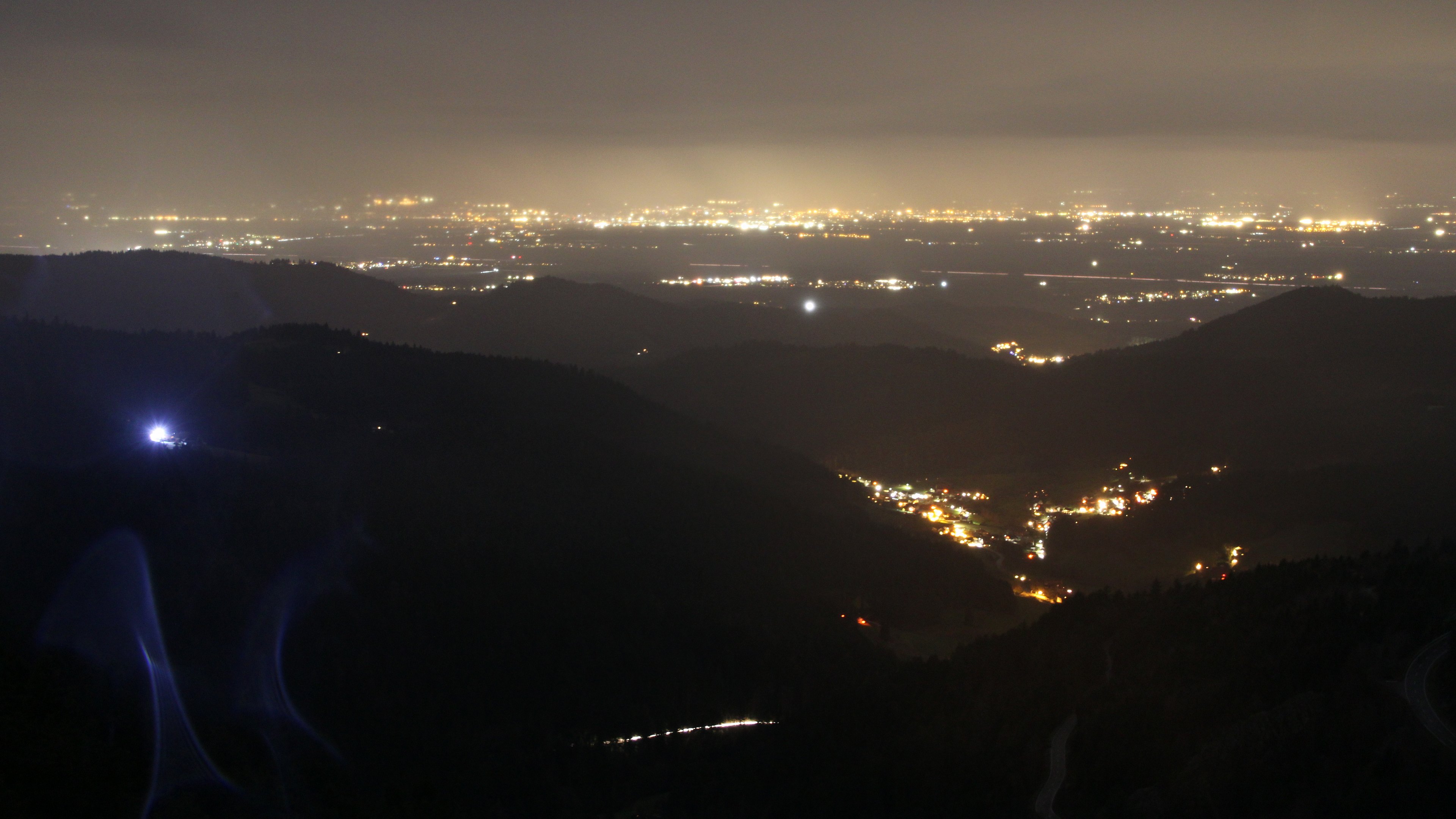 Dieses Bild zeigt eine Webcam-Aufnahme vom Achertal, aufgenommen am Samstag, den 06.12.2025 um 22:00 Uhr. Die Temperatur betrug 3.6°C.