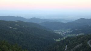 Dieses Bild zeigt eine Webcam-Aufnahme vom Achertal, aufgenommen am Donnerstag, den 18.09.2025 um 07:10 Uhr. Die Temperatur betrug 12.1°C.