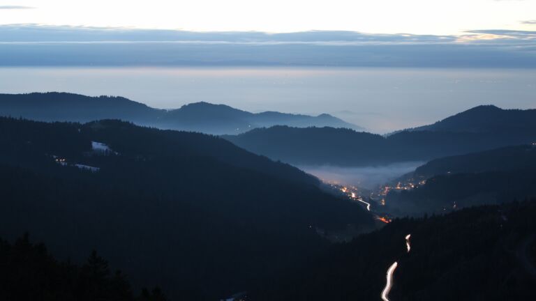 Dieses Bild zeigt eine Webcam-Aufnahme vom Achertal, aufgenommen am Freitag, den 23.01.2026 um 18:00 Uhr. Die Temperatur betrug 4.2°C.