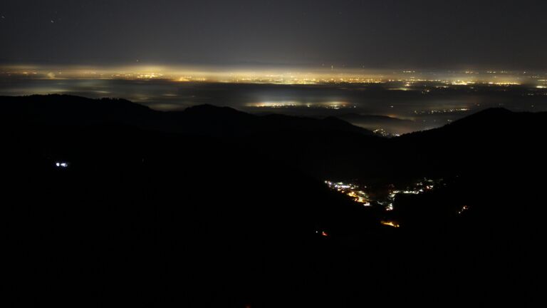 Dieses Bild zeigt eine Webcam-Aufnahme vom Achertal, aufgenommen am Montag, den 29.12.2025 um 04:30 Uhr. Die Temperatur betrug 1.2°C.