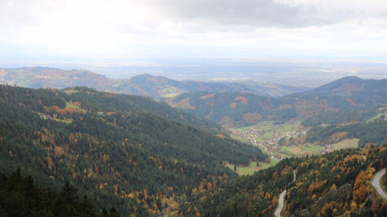 Dieses Bild zeigt eine Webcam-Aufnahme vom Achertal, aufgenommen am Freitag, den 24.10.2025 um 13:50 Uhr. Die Temperatur betrug 1.9°C.