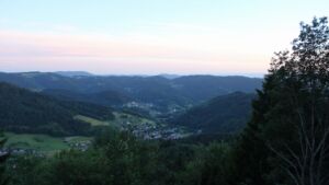 Dieses Bild zeigt eine Webcam-Aufnahme vom Achertal, aufgenommen am Samstag, den 13.06.2026 um 21:30 Uhr. Die Temperatur betrug 18.4°C.