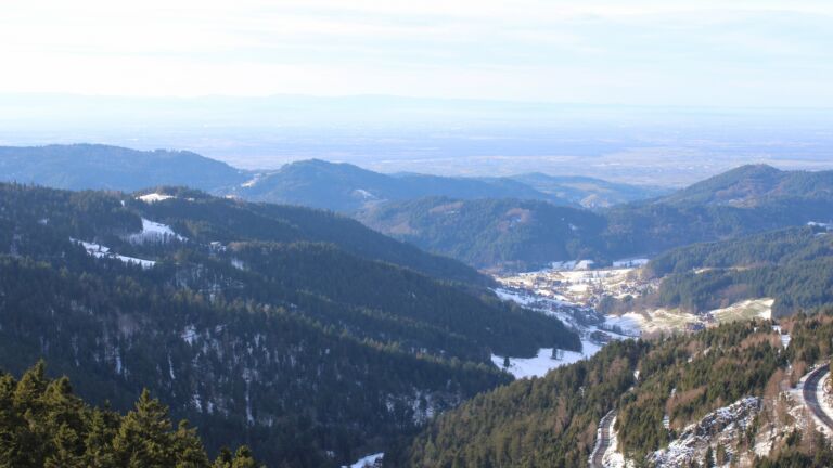 Dieses Bild zeigt eine Webcam-Aufnahme vom Achertal, aufgenommen am Dienstag, den 13.01.2026 um 14:30 Uhr. Die Temperatur betrug 7.7°C.