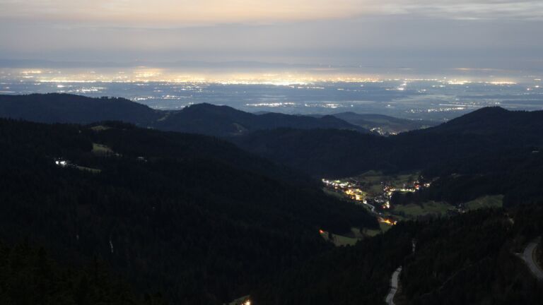 Dieses Bild zeigt eine Webcam-Aufnahme vom Achertal, aufgenommen am Mittwoch, den 03.12.2025 um 02:00 Uhr. Die Temperatur betrug 5.4°C.