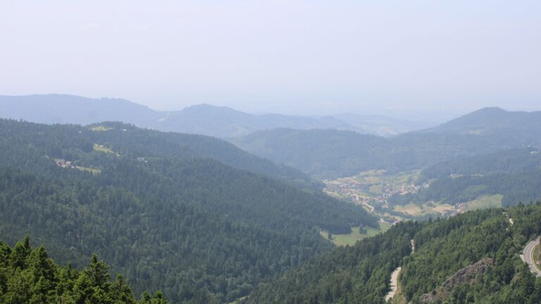 Dieses Bild zeigt eine Webcam-Aufnahme vom Achertal, aufgenommen am Samstag, den 14.06.2025 um 14:10 Uhr. Die Temperatur betrug 25.6°C.