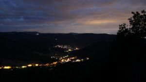 Dieses Bild zeigt eine Webcam-Aufnahme vom Achertal, aufgenommen am Mittwoch, den 05.08.2026 um 22:10 Uhr. Die Temperatur betrug 22.9°C.
