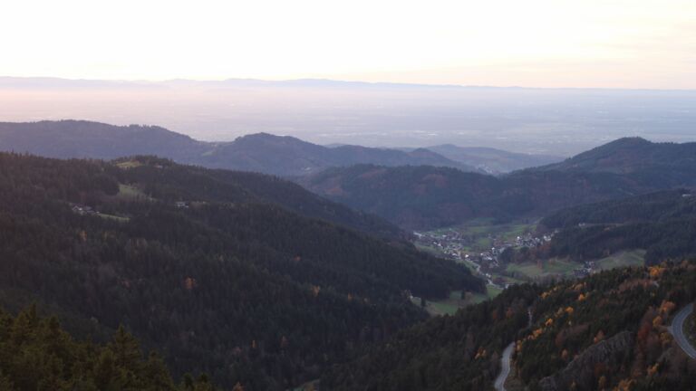 Dieses Bild zeigt eine Webcam-Aufnahme vom Achertal, aufgenommen am Dienstag, den 04.11.2025 um 17:10 Uhr. Die Temperatur betrug 11.1°C.