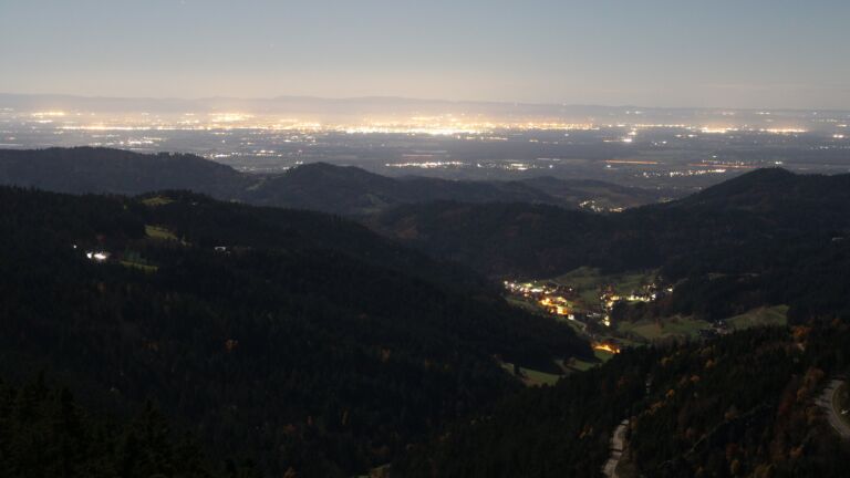 Dieses Bild zeigt eine Webcam-Aufnahme vom Achertal, aufgenommen am Dienstag, den 04.11.2025 um 01:30 Uhr. Die Temperatur betrug 5°C.