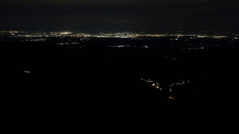 Dieses Bild zeigt eine Webcam-Aufnahme vom Achertal, aufgenommen am Samstag, den 01.11.2025 um 06:10 Uhr. Die Temperatur betrug 11.8°C.