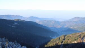 Dieses Bild zeigt eine Webcam-Aufnahme vom Achertal, aufgenommen am Samstag, den 27.12.2025 um 10:00 Uhr. Die Temperatur betrug 2.6°C.