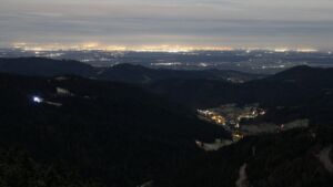 Dieses Bild zeigt eine Webcam-Aufnahme vom Achertal, aufgenommen am Samstag, den 06.12.2025 um 03:00 Uhr. Die Temperatur betrug 0.8°C.