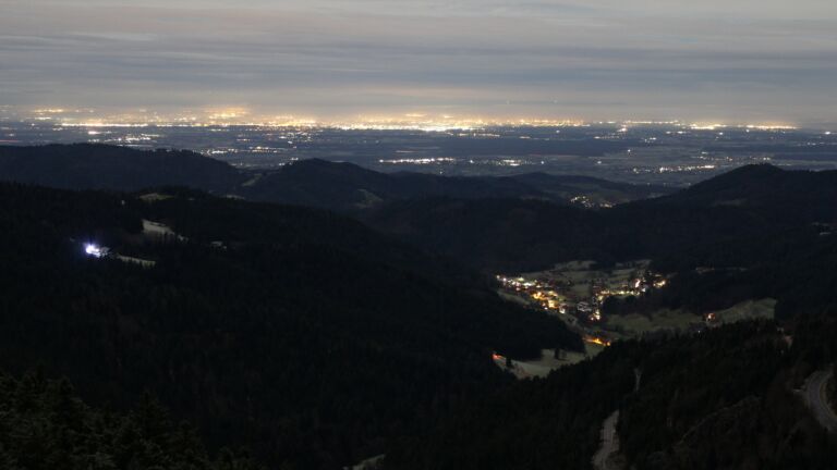 Dieses Bild zeigt eine Webcam-Aufnahme vom Achertal, aufgenommen am Samstag, den 06.12.2025 um 03:00 Uhr. Die Temperatur betrug 0.8°C.