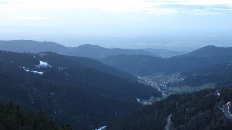 Dieses Bild zeigt eine Webcam-Aufnahme vom Achertal, aufgenommen am Freitag, den 16.01.2026 um 17:20 Uhr. Die Temperatur betrug 6.8°C.