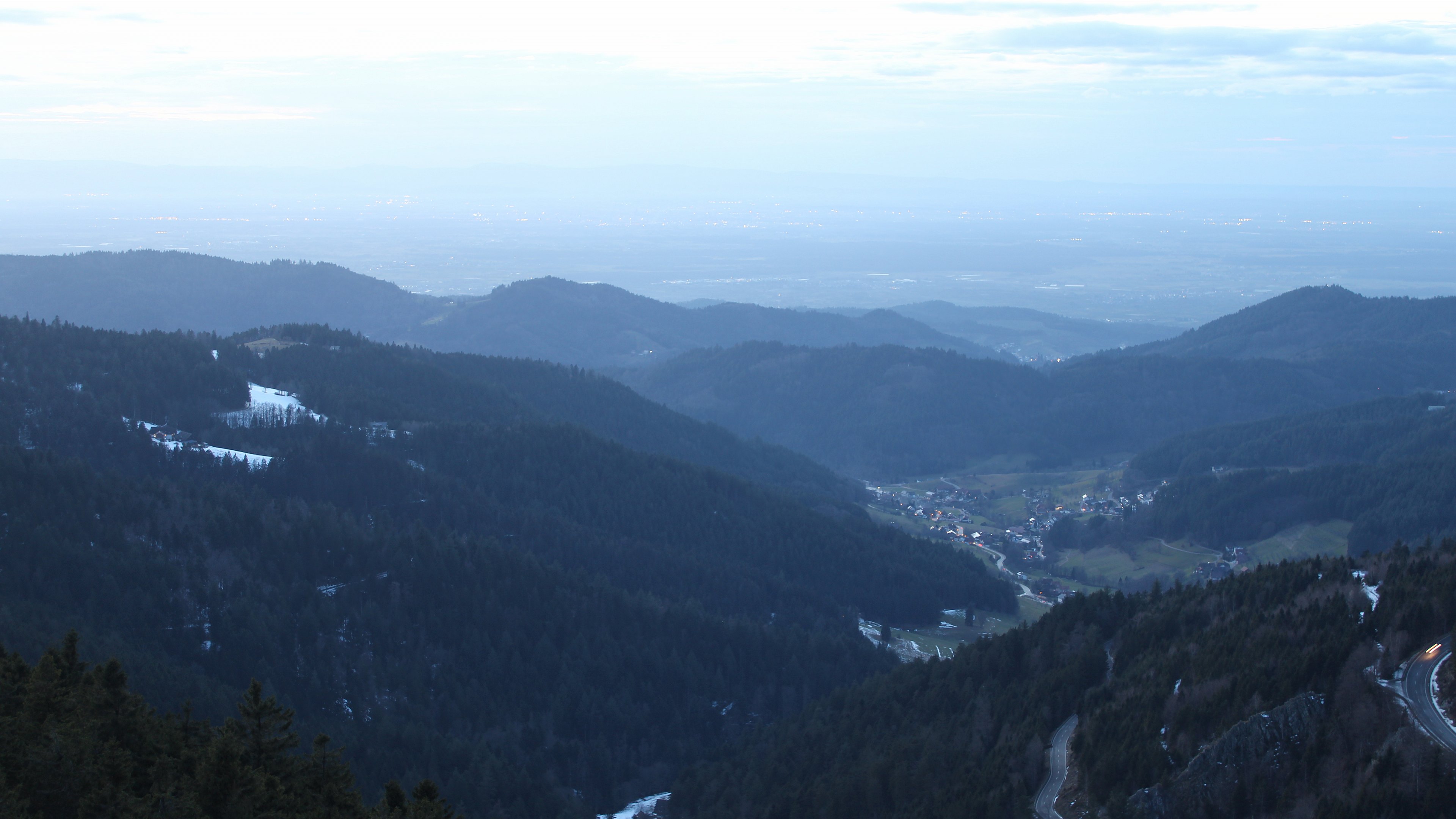 Dieses Bild zeigt eine Webcam-Aufnahme vom Achertal, aufgenommen am Freitag, den 16.01.2026 um 17:20 Uhr. Die Temperatur betrug 6.8°C.