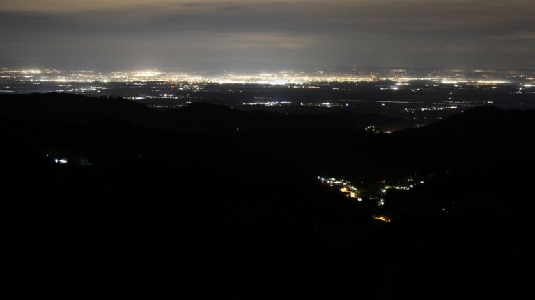 Dieses Bild zeigt eine Webcam-Aufnahme vom Achertal, aufgenommen am Samstag, den 01.11.2025 um 05:30 Uhr. Die Temperatur betrug 12.1°C.