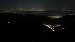 Dieses Bild zeigt eine Webcam-Aufnahme vom Achertal, aufgenommen am Freitag, den 12.12.2025 um 21:30 Uhr. Die Temperatur betrug 10.6°C.