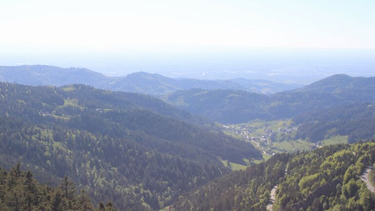 Dieses Bild zeigt eine Webcam-Aufnahme vom Achertal, aufgenommen am Freitag, den 01.05.2026 um 17:30 Uhr. Die Temperatur betrug 17.4°C.