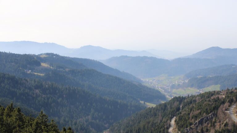 Dieses Bild zeigt eine Webcam-Aufnahme vom Achertal, aufgenommen am Samstag, den 07.03.2026 um 14:40 Uhr. Die Temperatur betrug 14.1°C.