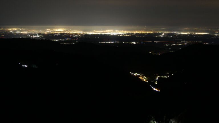 Dieses Bild zeigt eine Webcam-Aufnahme vom Achertal, aufgenommen am Freitag, den 31.10.2025 um 04:30 Uhr. Die Temperatur betrug 6.8°C.