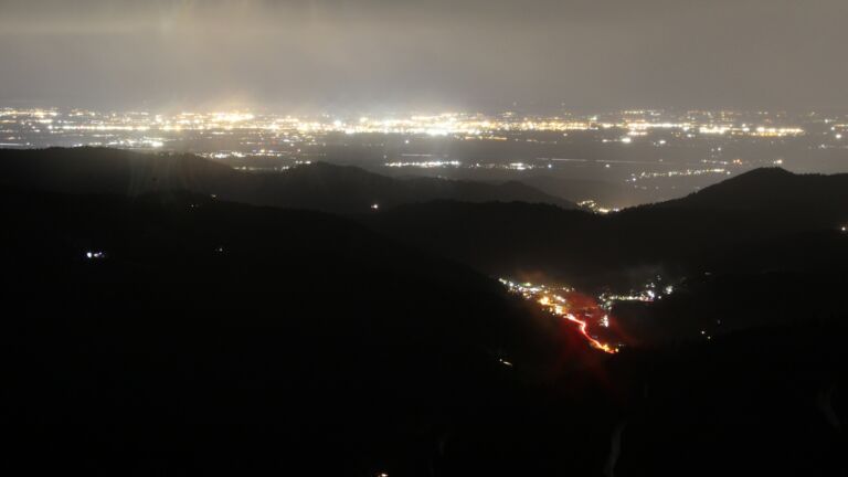 Dieses Bild zeigt eine Webcam-Aufnahme vom Achertal, aufgenommen am Samstag, den 15.11.2025 um 20:00 Uhr. Die Temperatur betrug 7.6°C.