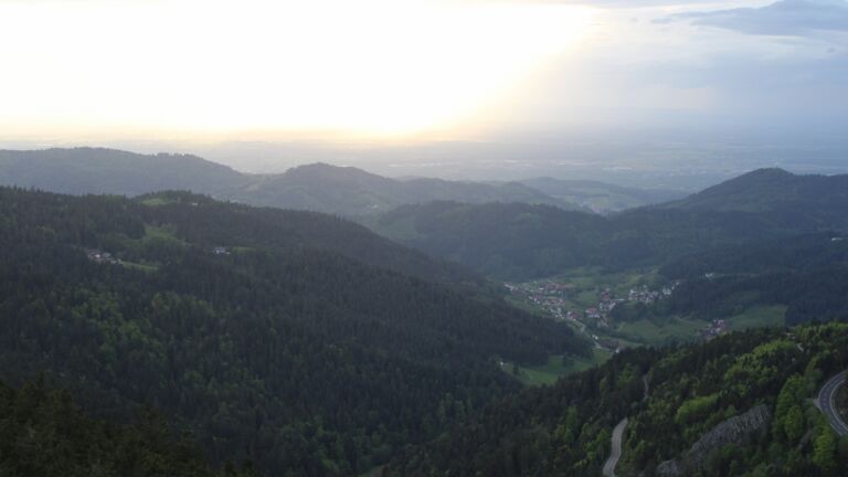 Dieses Bild zeigt eine Webcam-Aufnahme vom Achertal, aufgenommen am Samstag, den 03.05.2025 um 19:50 Uhr. Die Temperatur betrug 15.6°C.